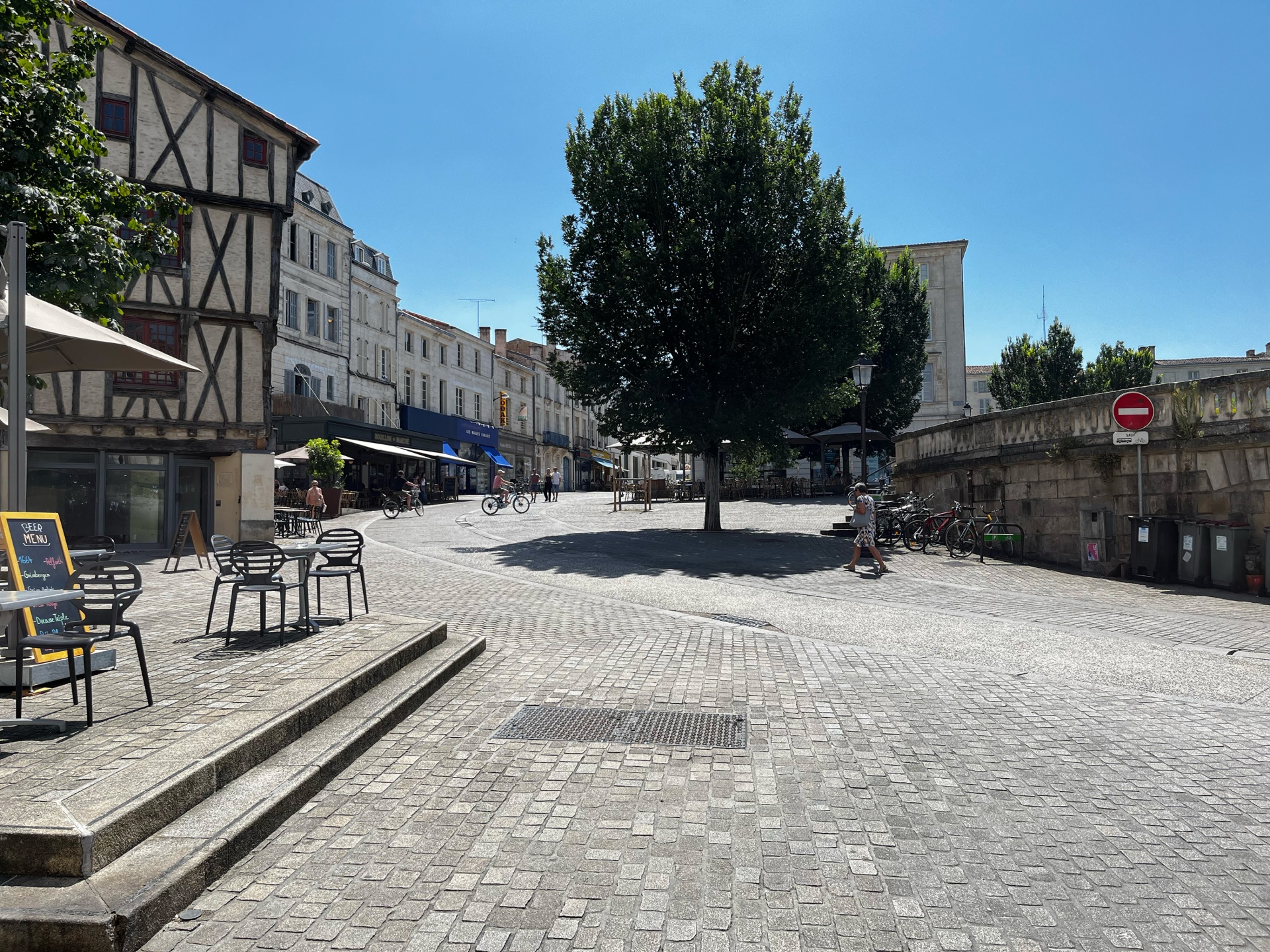 PLACE DU DONJON